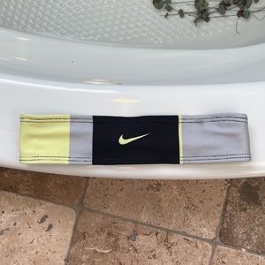 Nike lightweight headband - stretchy and not too tight.  One spot as pictured.
